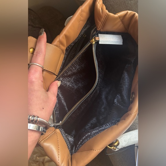 Authentic KURT GEIGER LONDON Quilted 2 compartment magnetic closure shoulder bag - Picture 10 of 17